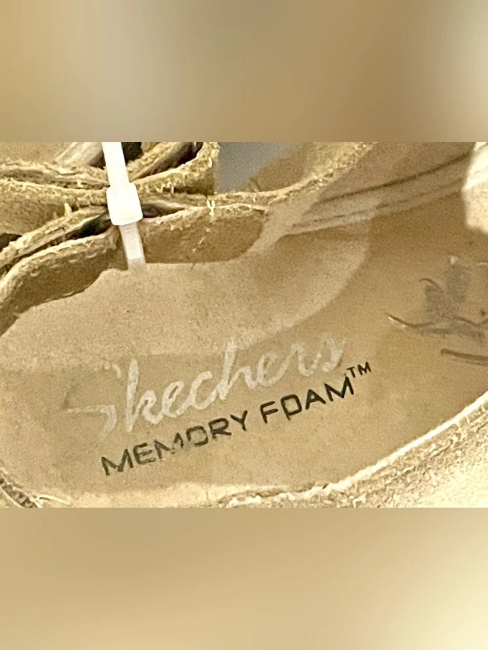 Skechers Memory Foam Women’s 8 Beige Suede Wedge Heels EUC